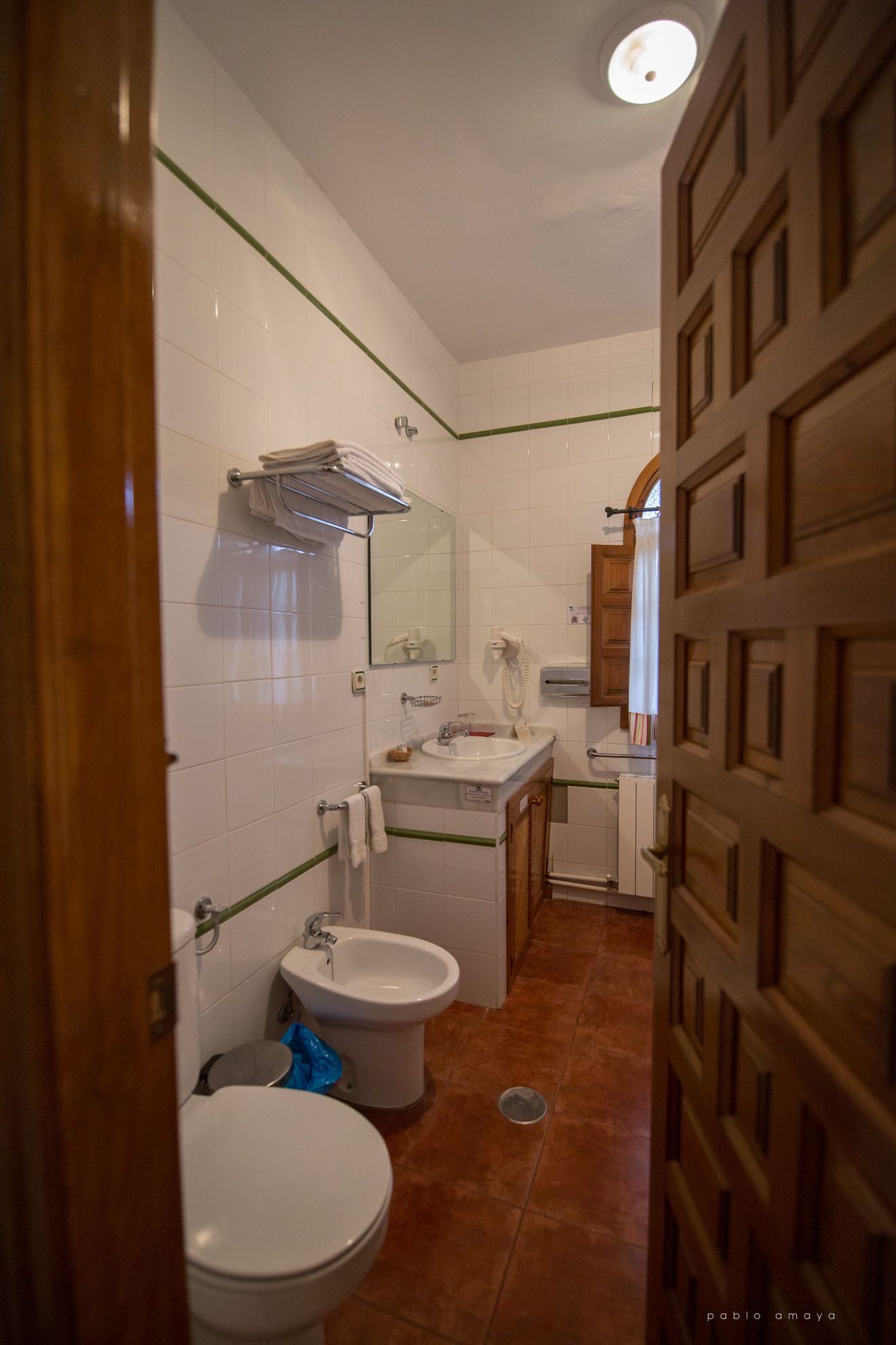 Un baño pequeño con inodoro, bidé y lavamanos.