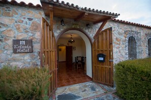 Property entrance - Hotel Rural Las Navas (La Morera)