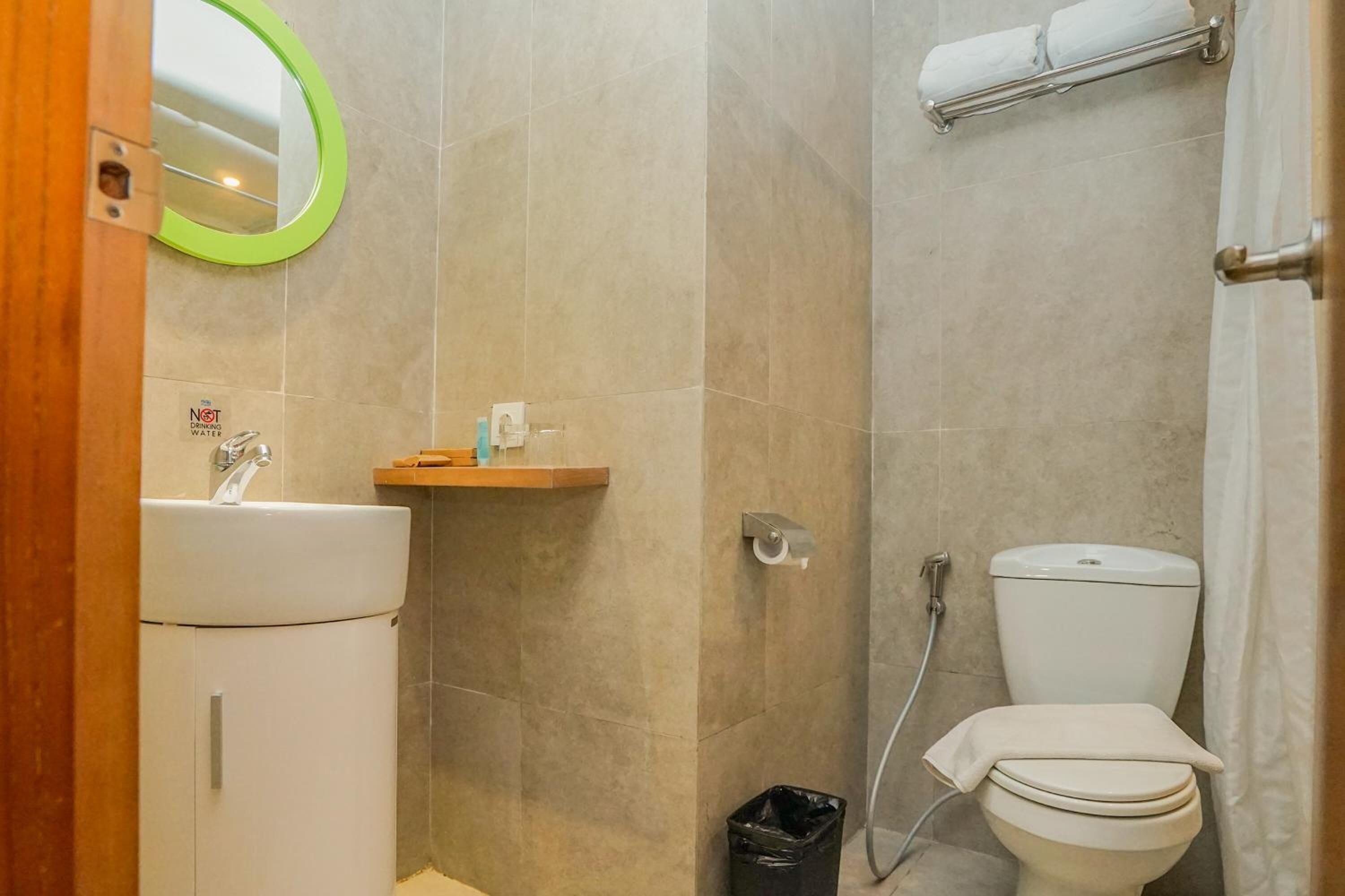 Un baño con lavamanos, inodoro y ducha.