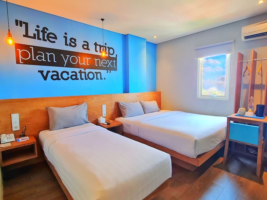 Desk, soundproofing, free WiFi