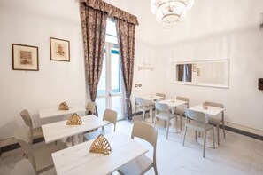 Tägliches inbegriffenes einheimisches Frühstück