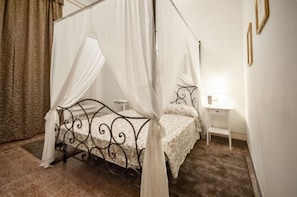 Decoración individual, mobiliario individual, wifi gratis y ropa de cama