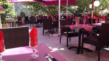 Déjeuner et dßner servis sur place