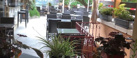 Serveert lunch en diner