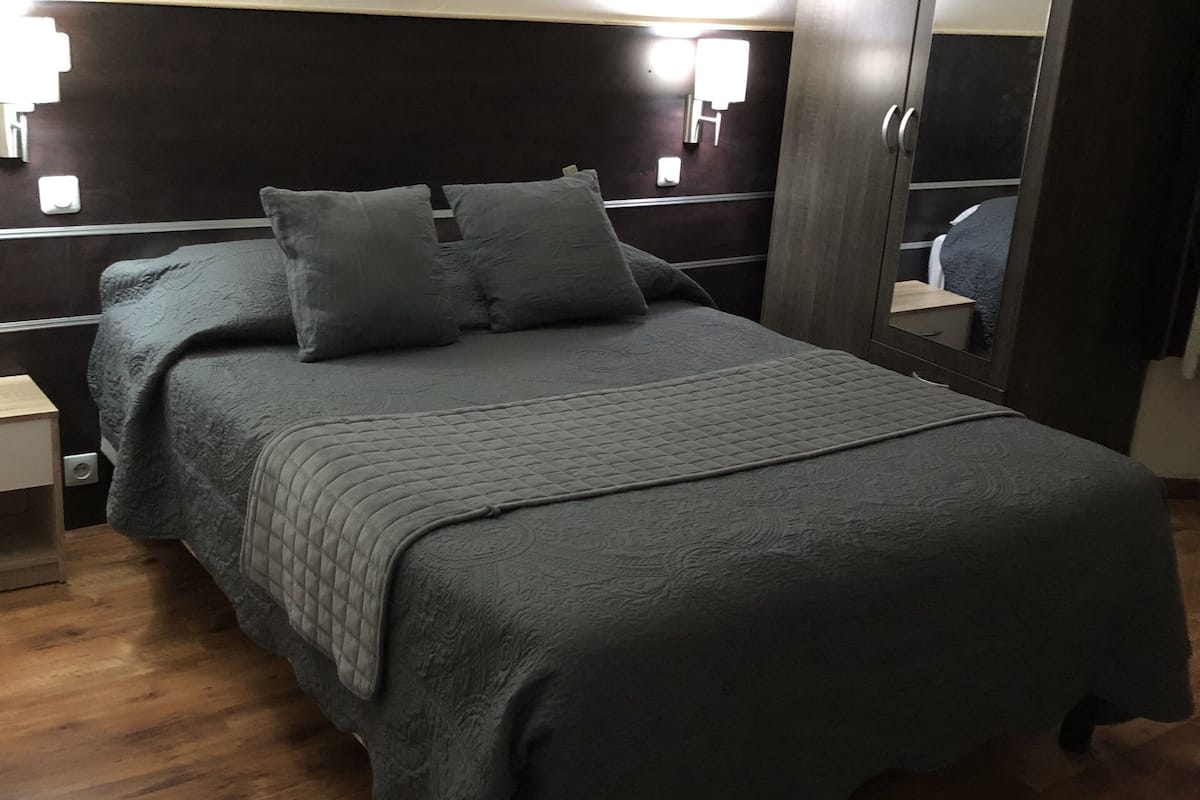 standard double room (numéro 12) | 1 bedroom, individually decorated, individually furnished, desk