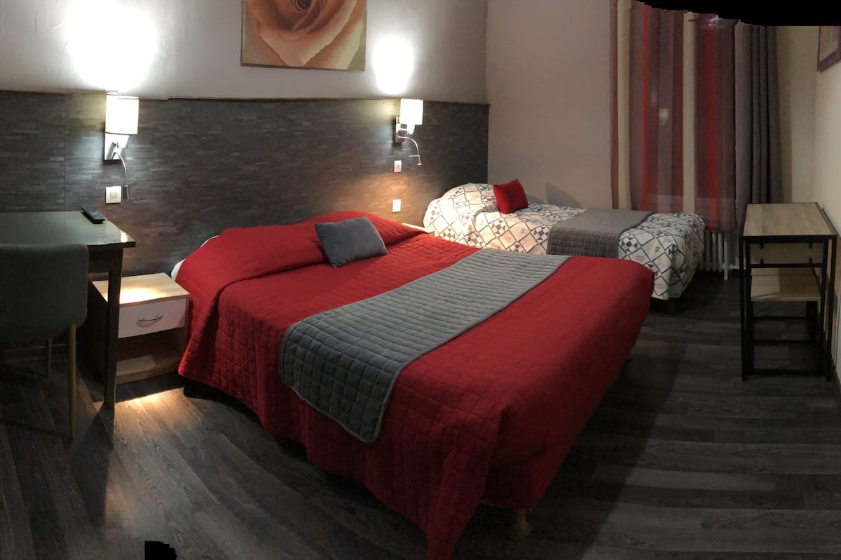 standard triple room (numéro 9) | 1 bedroom, individually decorated, individually furnished, desk