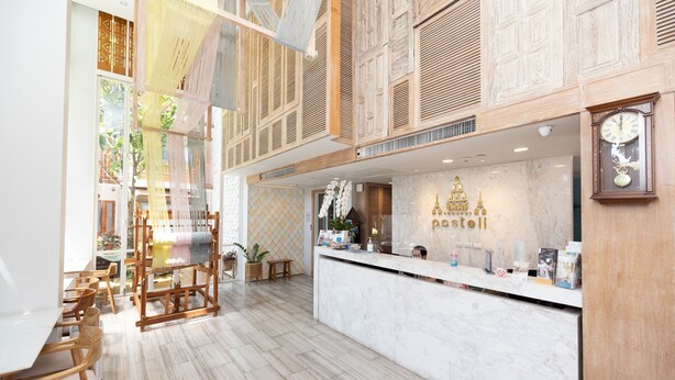 Un intérieur moderne avec un comptoir d’accueil, des meubles en bois et une grande fenêtre.