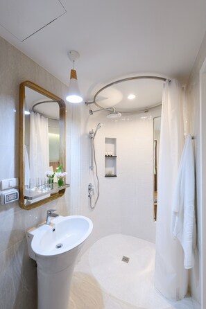 Deluxe Twin Room With Balcony | Hochwertige Bettwaren, Zimmersafe, Schreibtisch