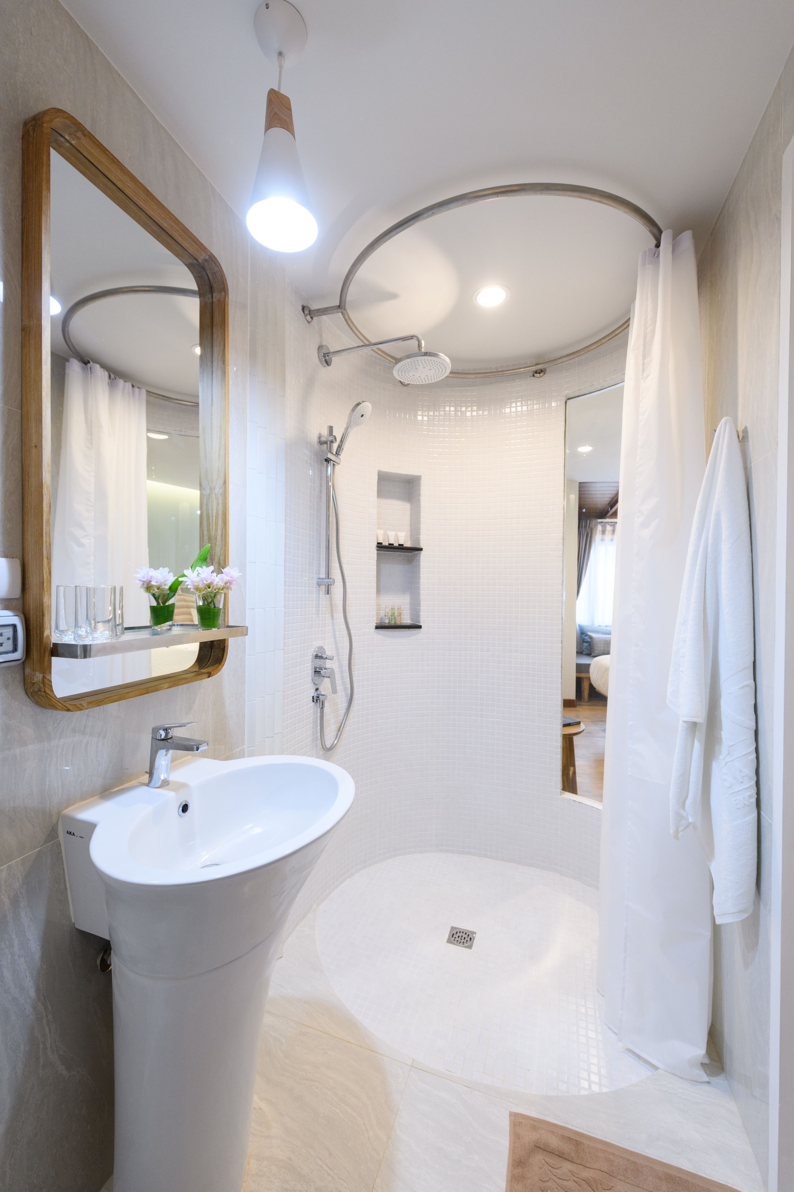 shower, rainfall showerhead, free toiletries, hair dryer