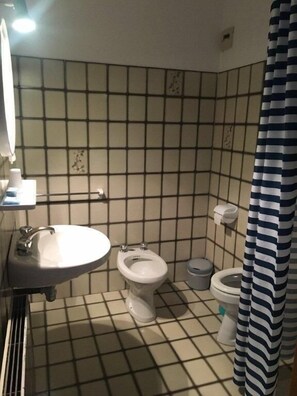 Shower, free toiletries, hair dryer, towels - Hotel Le Guilazur (Chateau-Ville-Vieille)