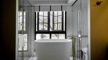Separate bathtub and shower, deep-soaking bathtub, free toiletries