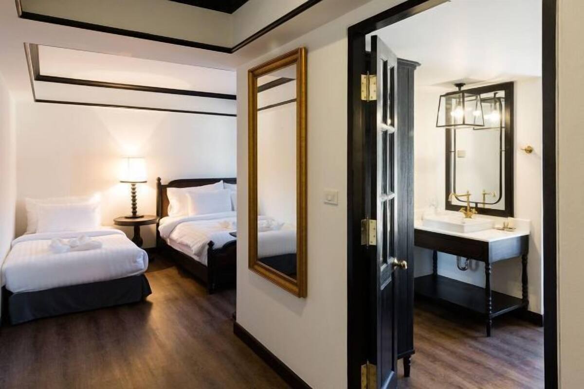 Minibar, caja de seguridad en la habitación y escritorio 