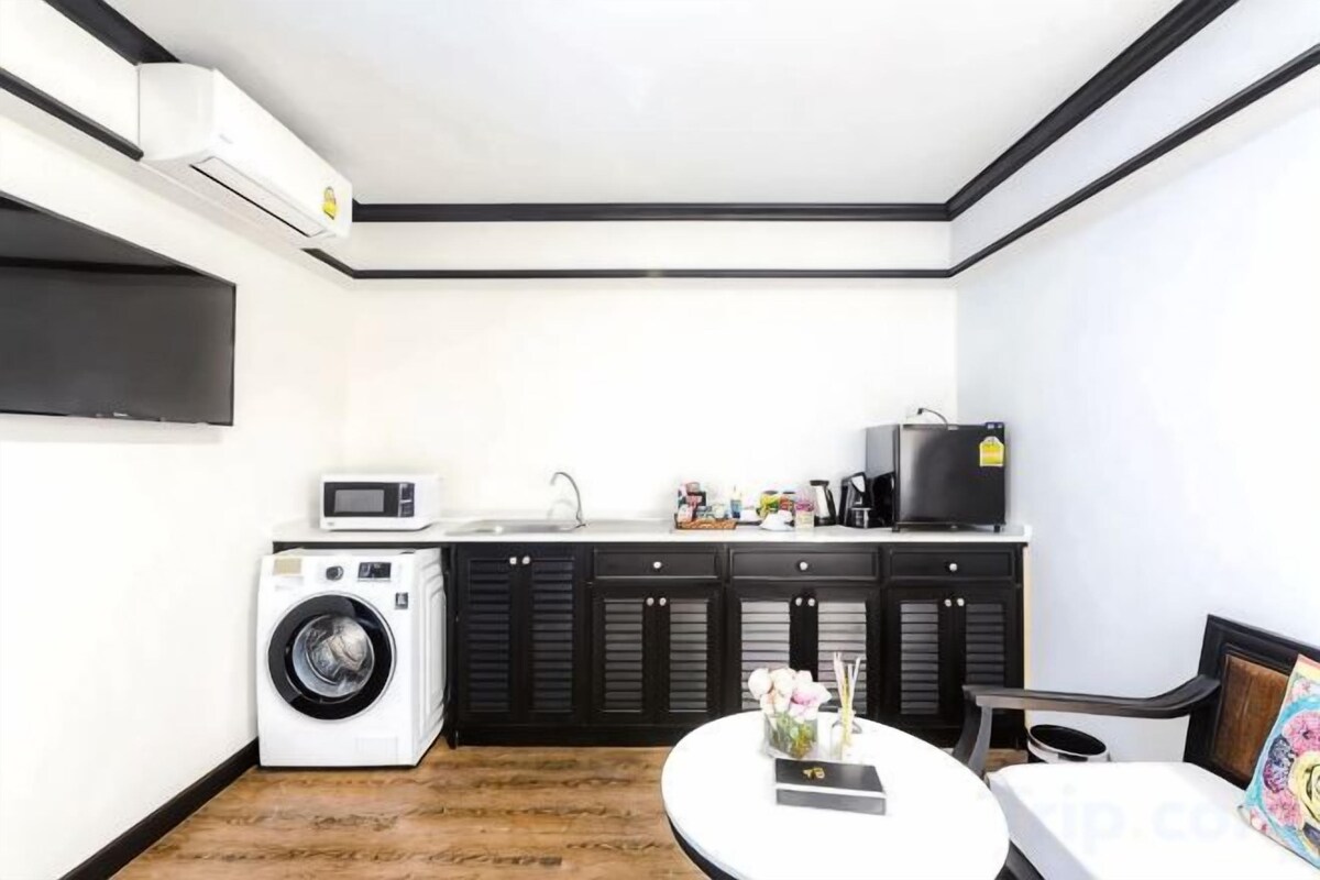 Private kitchen | Coffee/tea maker, fridge, electric kettle