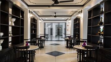 Daily cooked-to-order breakfast (THB 500 per person)