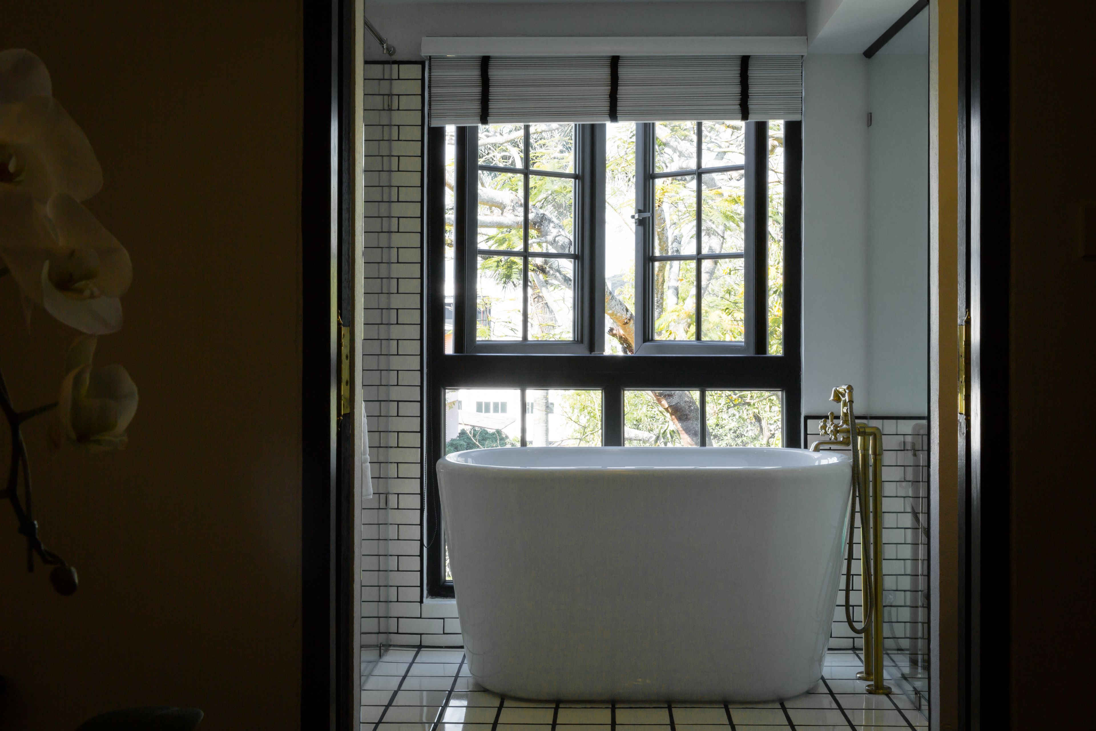 deep-soaking bathtub