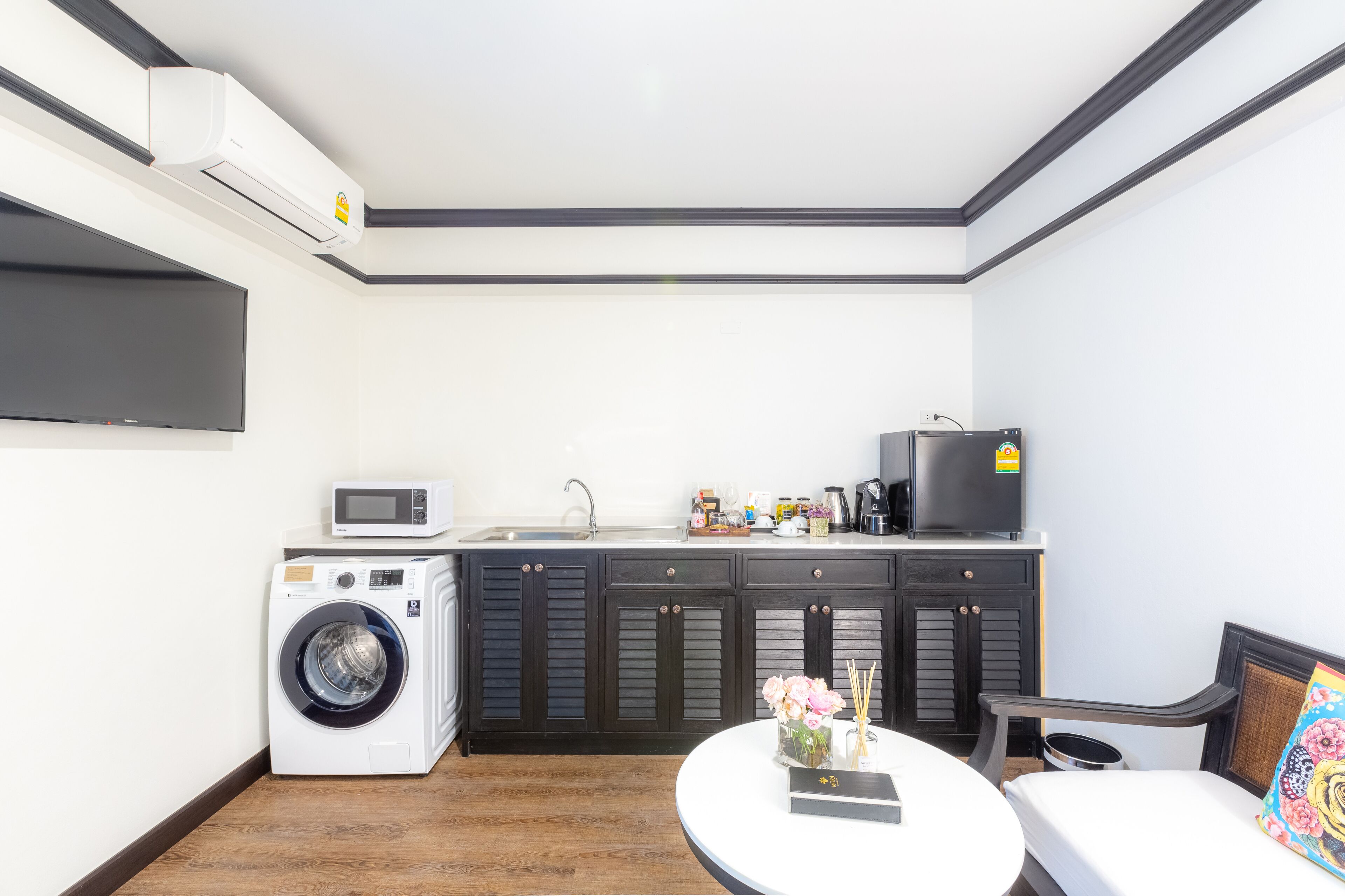 suite | private kitchen | fridge, coffee/tea maker, electric kettle