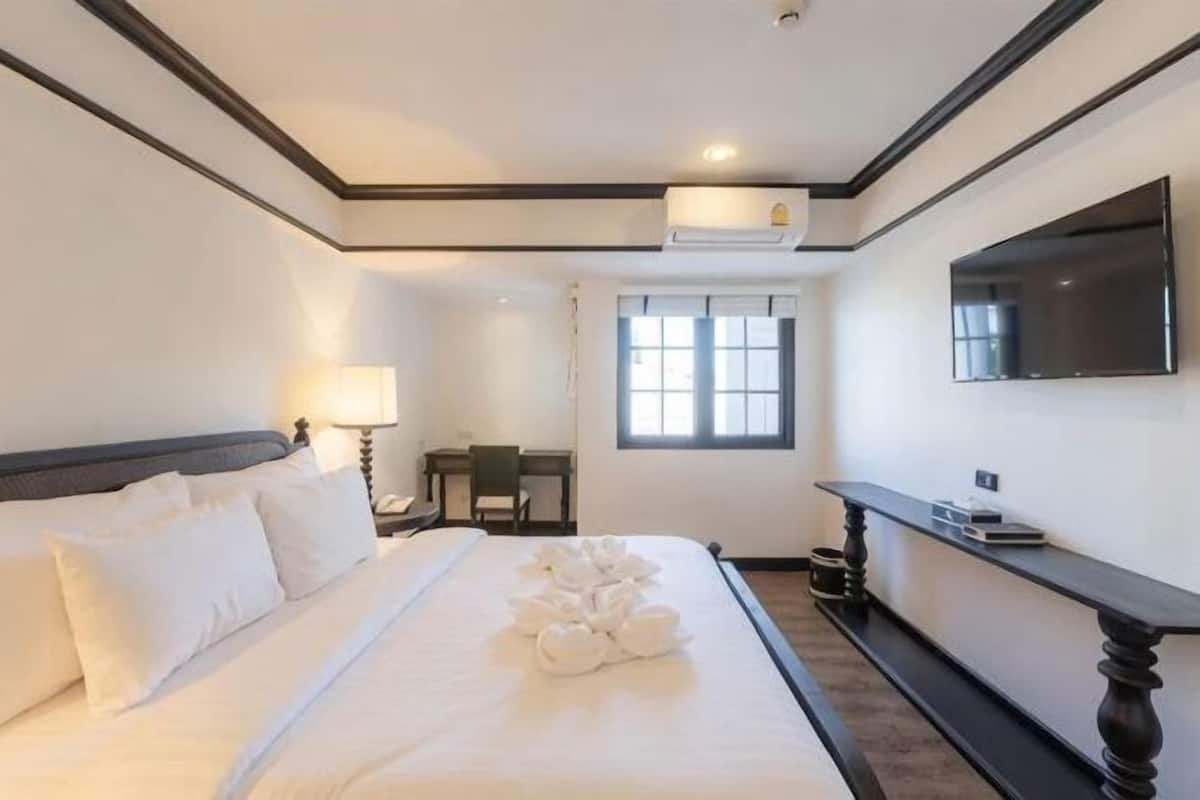 Minibar, caja de seguridad en la habitación y escritorio 