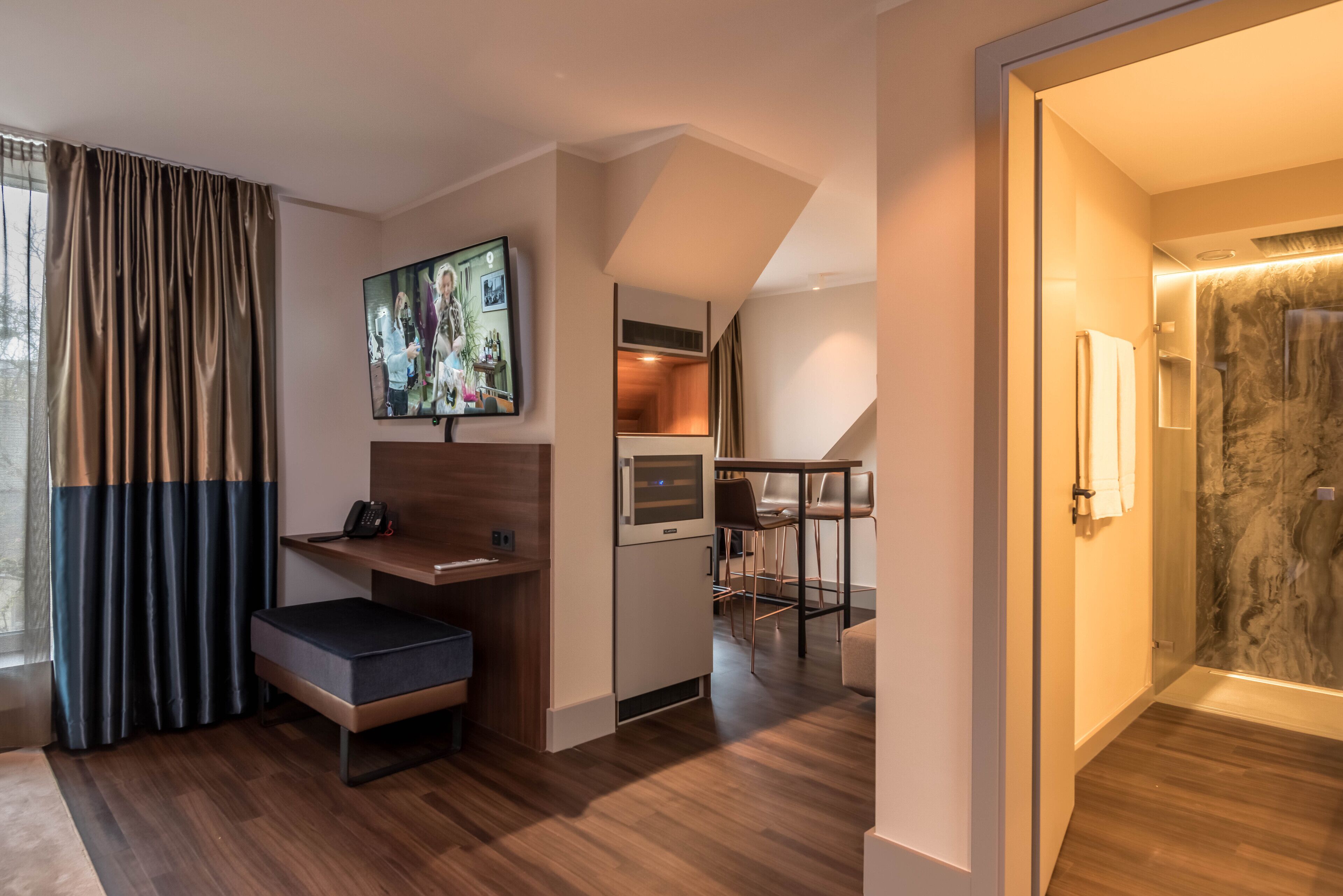 suite, 1 king bed, non smoking | living area | flat-screen tv