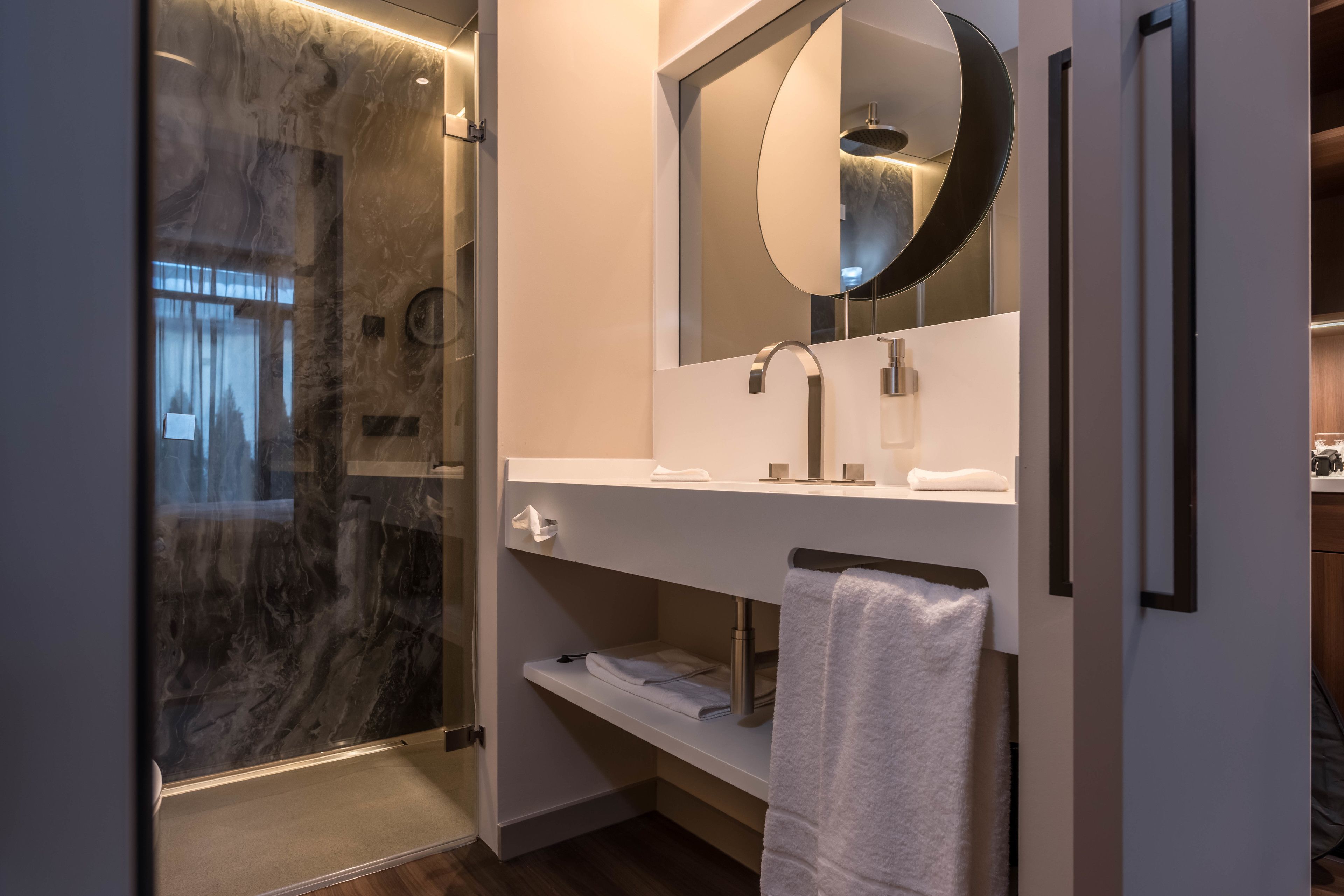 standard room, 1 king bed | bathroom | free toiletries, towels