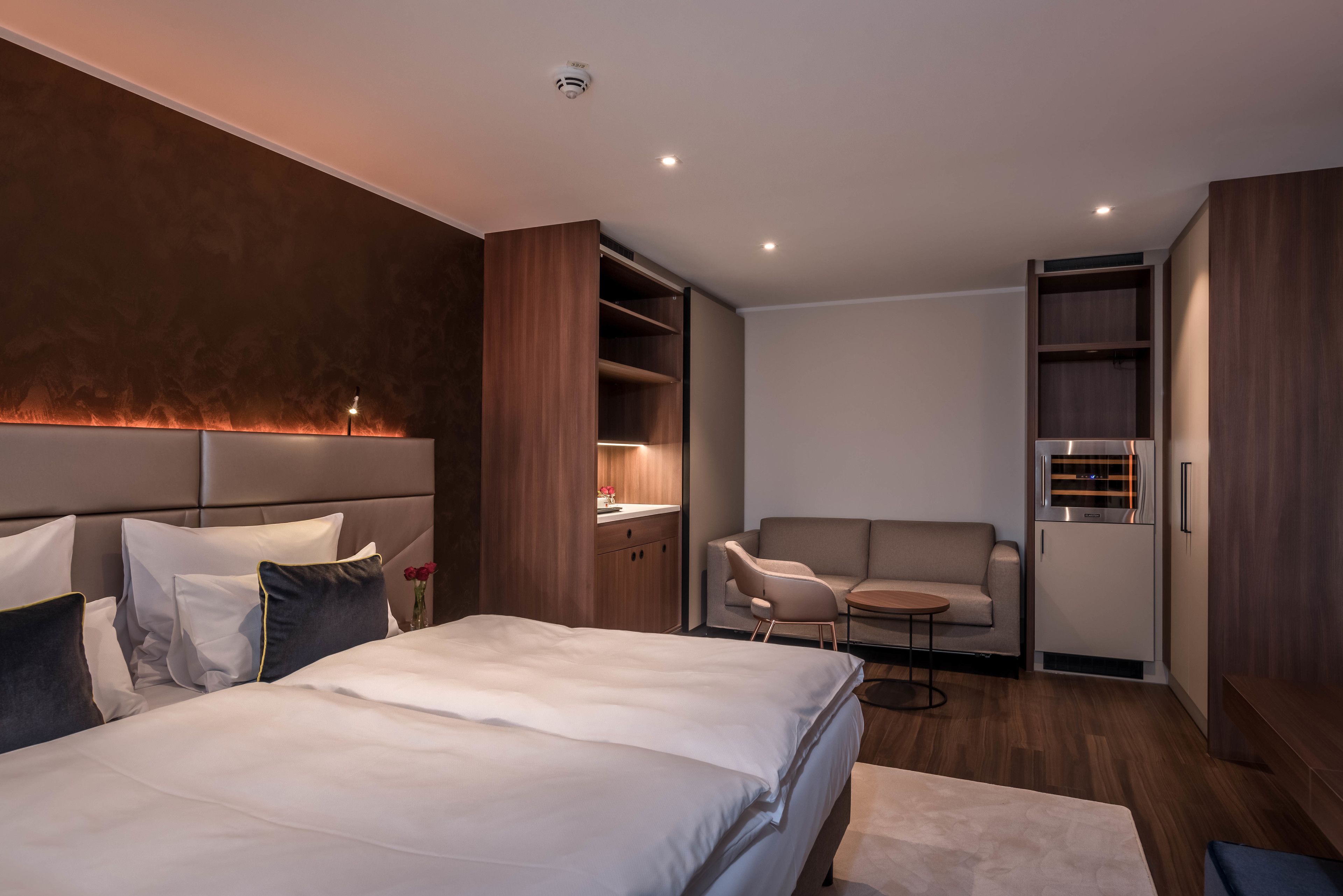 suite, 1 king bed, non smoking | living area | flat-screen tv