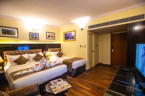 Habitación superior, 1 habitación, no fumadores, vistas a la ciudad | Sábanas de algodón egipcio y ropa de cama de alta calidad