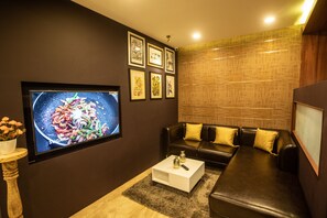 Lobby sitting area - Hotel Paramos Inn (Bengaluru)