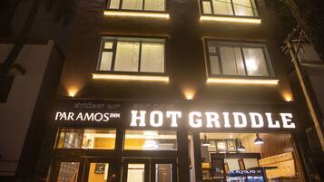 Façade de l’hébergement - soirée/nuit