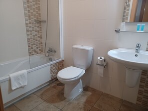 Double or Twin Room, Accessible, Ensuite | Bathroom - La Venta Del Mar (Pielagos)