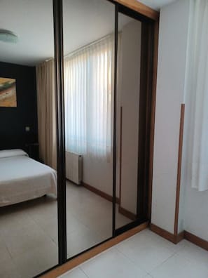 Ein Hotelzimmer mit einem Bett, einer Schiebetür und Blick ins Freie.