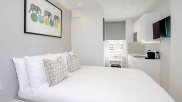 Small Studio Apartment | Hypo-allergenic bedding, iron/ironing board, free WiFi, bed sheets