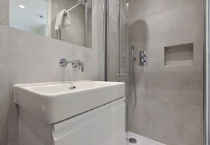 Small Studio Apartment | Bathroom | Shower, rainfall showerhead, free toiletries, hair dryer - StayPrime Kensington Serviced Apartments (London)