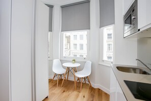 Small Studio Apartment | Essbereich im Zimmer