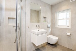 Lower Ground Floor Studio Apartment | Roupas de cama antialérgicas, ferros/tábuas de passar roupa