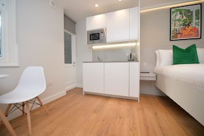 Standard Studio Apartment | Allergiatestatut vuodevaatteet, silitysrauta/-lauta, ilmainen Wi-Fi