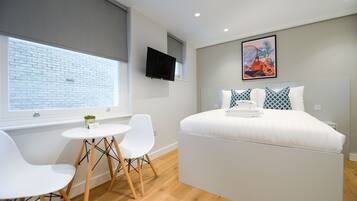 Small Studio Apartment | Hypo-allergenic bedding, iron/ironing board, free WiFi, bed sheets