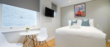 Small Studio Apartment | Ropa de cama hipoalergénica y tabla de planchar con plancha