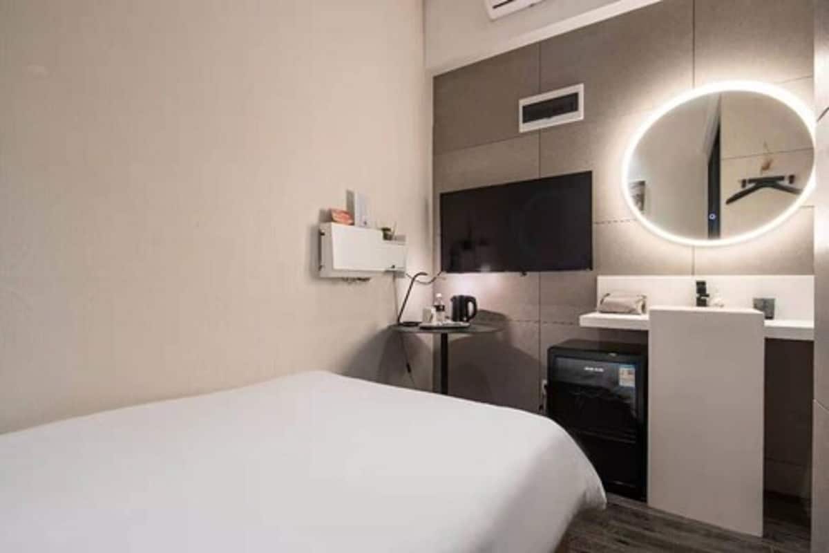 Habitación básica doble de uso individual | Ropa de cama de alta calidad y edredones de plumas