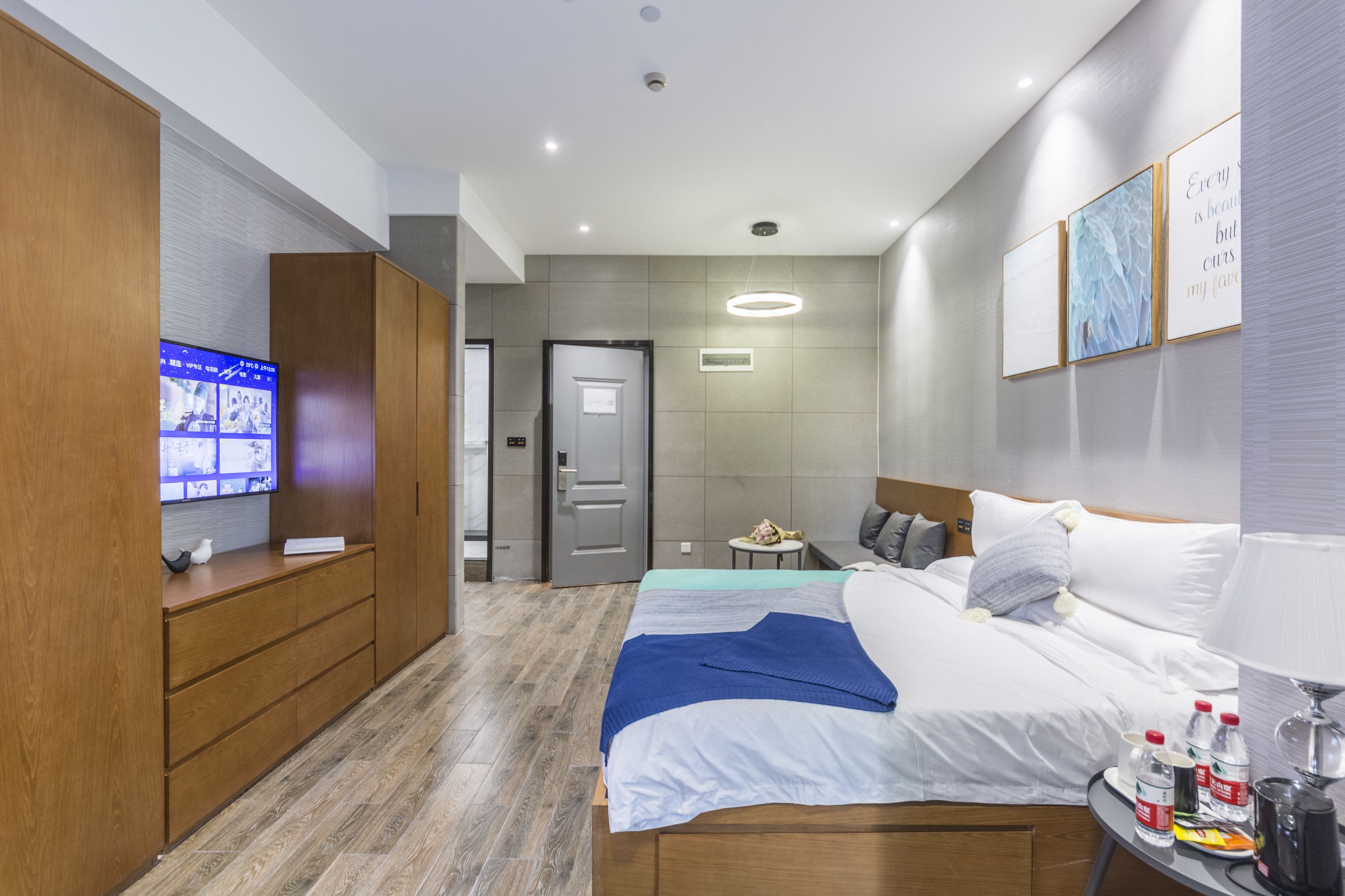 premium room, 1 queen bed, non smoking | premium bedding, down duvets, pillow-top beds, in-room safe