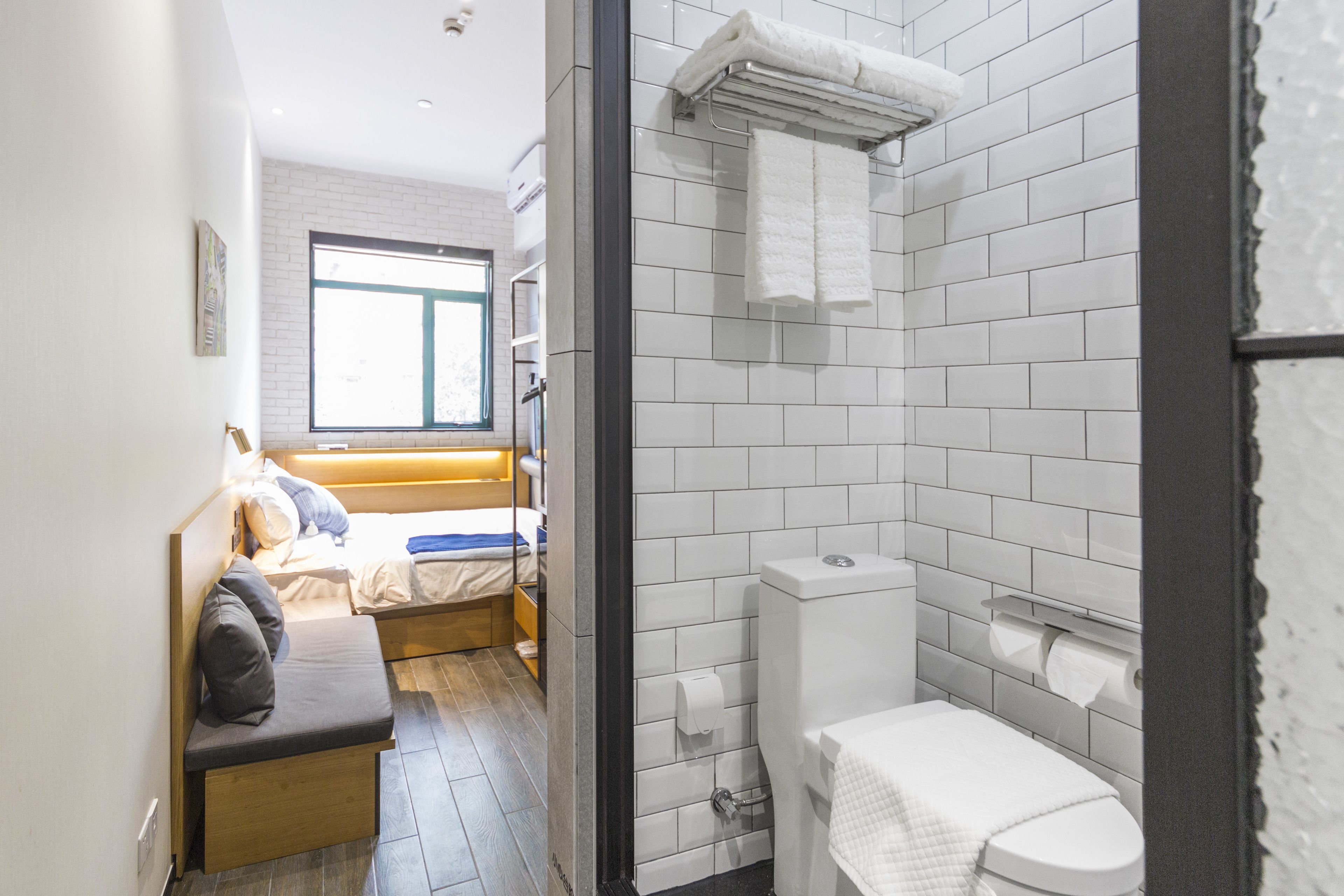 standard room, 1 double bed, non smoking | premium bedding, down duvets, pillow-top beds, in-room safe