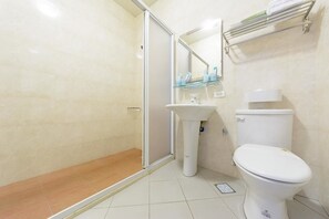 Habitación cuádruple, 2 camas dobles, no fumadores | Baño | Ducha y cabezal de ducha tipo lluvia