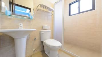 Quarto casal, 1 cama de casal, para não fumantes | Banheiro | Chuveiro, chuveiro com efeito de chuva, produtos de toalete grátis