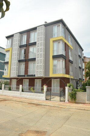 Front of property - Acar Apart Otel 2 (Antalya)