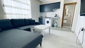 Refrigerador con freezer, placa de cocina, utensilios de cocina