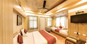 Habitación doble Premium (AC) | 1 habitación, escritorio, camas extra y wifi gratis