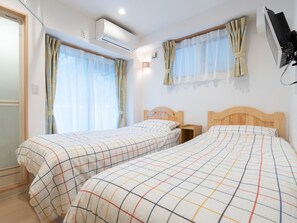 Chăn bông, màn/rèm cản sáng, bàn ủi/dụng cụ ủi quần áo 