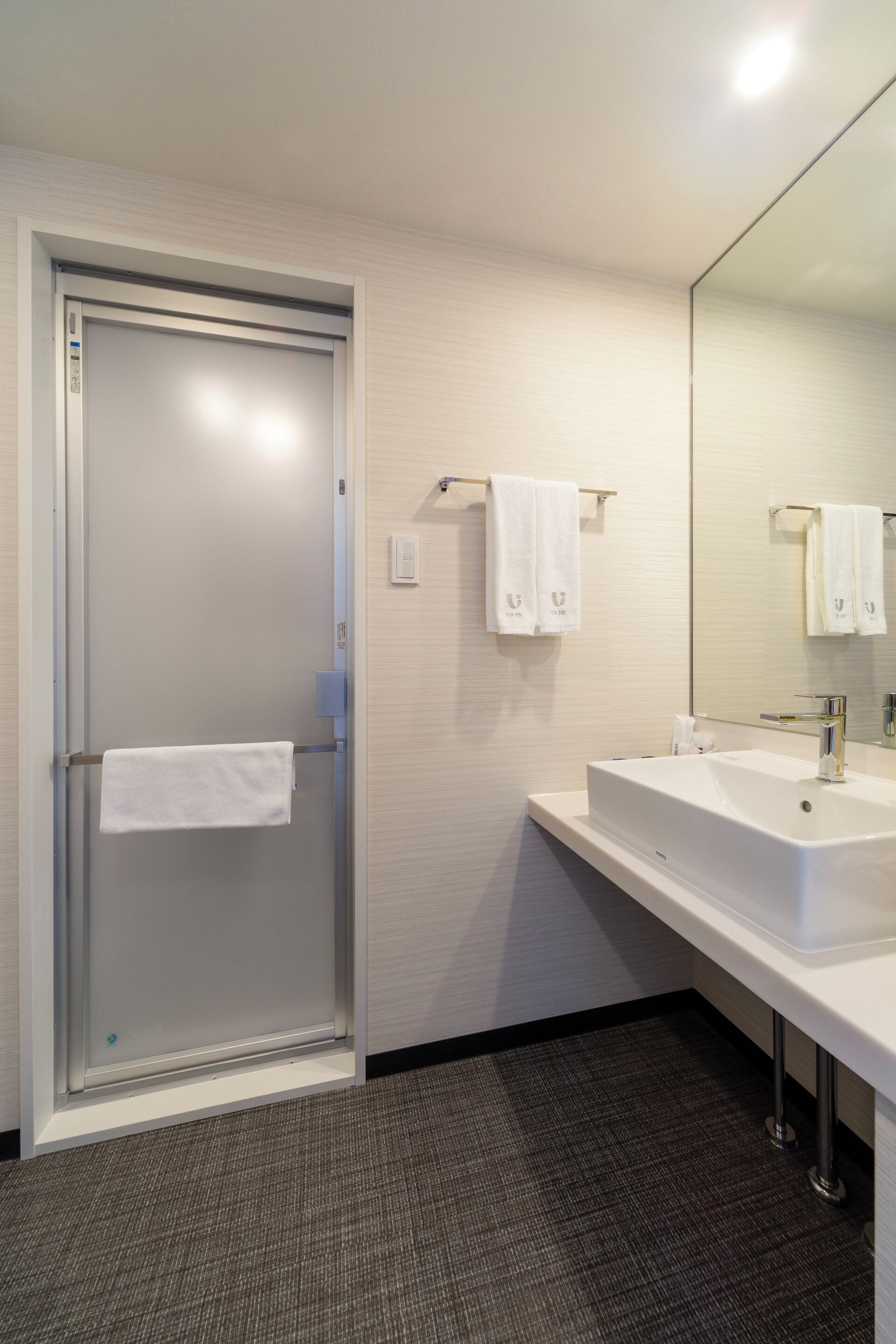 twin room, non smoking | bathroom | eco-friendly toiletries, hair dryer, slippers, bidet