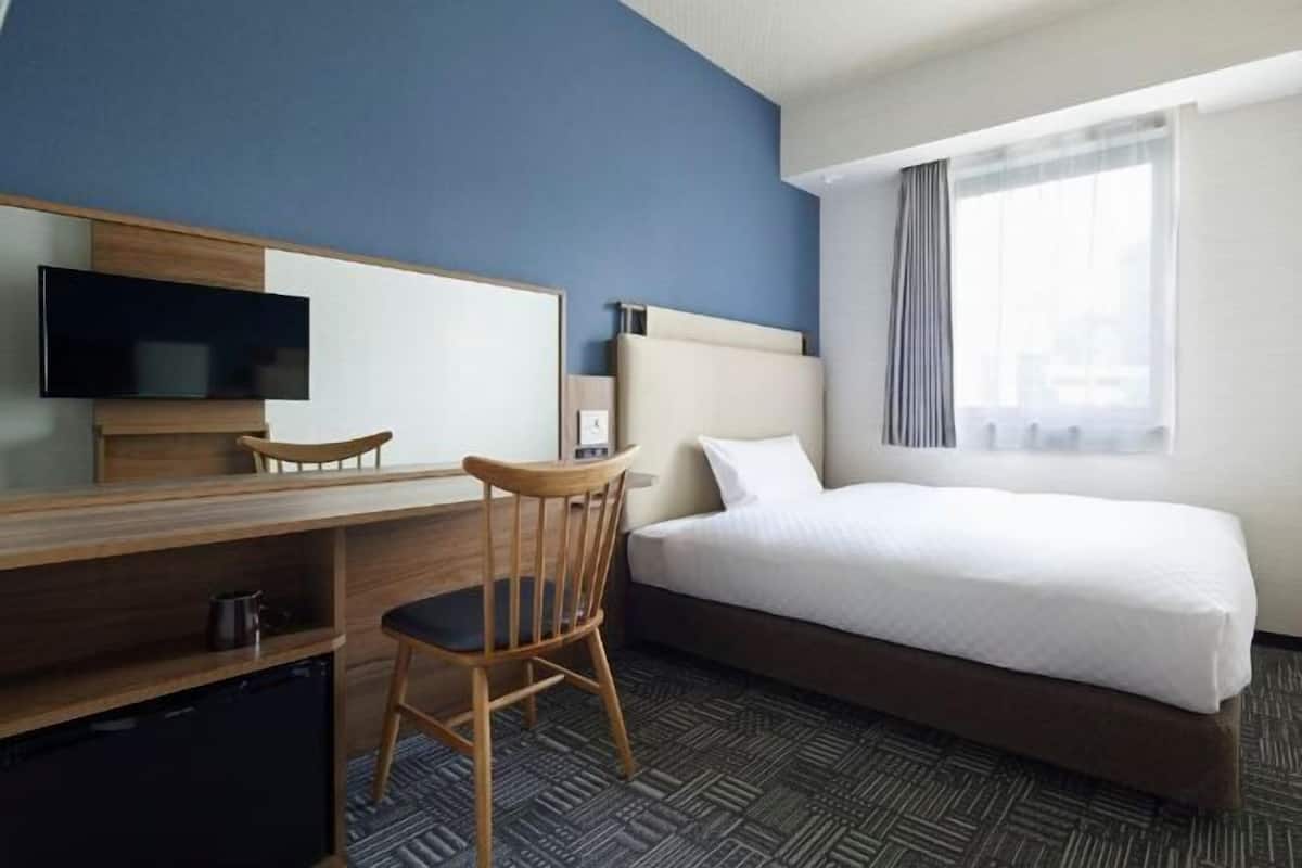 Cubrecamas, tabla de planchar con plancha, wifi gratis y ropa de cama