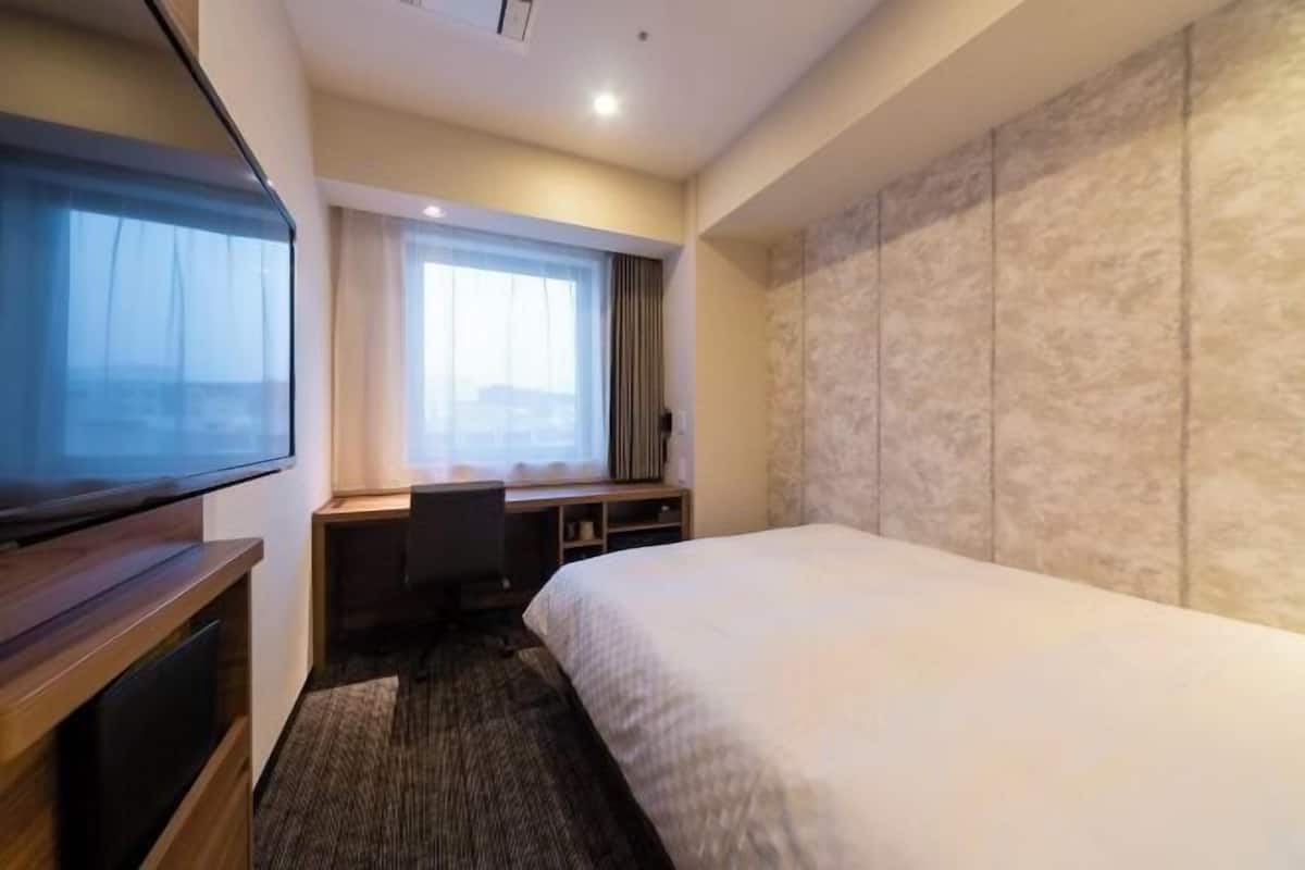 Cubrecamas, tabla de planchar con plancha, wifi gratis y ropa de cama