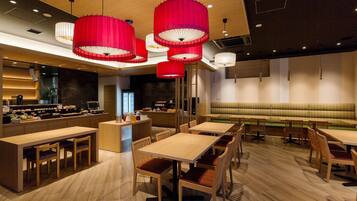 Daily full breakfast (JPY 1300 per person)