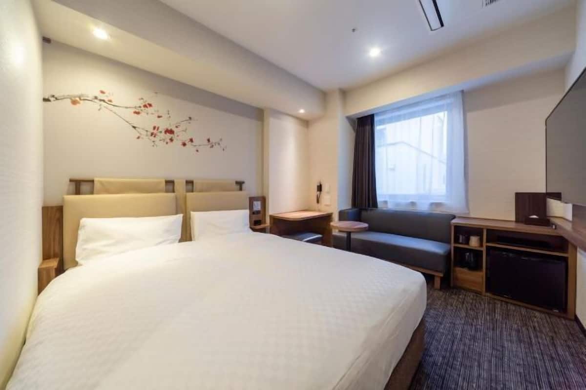 Cubrecamas, tabla de planchar con plancha, wifi gratis y ropa de cama